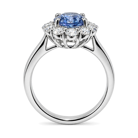 Anillo Tierra con zafiro de laboratorio cornflower y orla de diamantes de laboratorio en oro blanco 18K, vista lateral